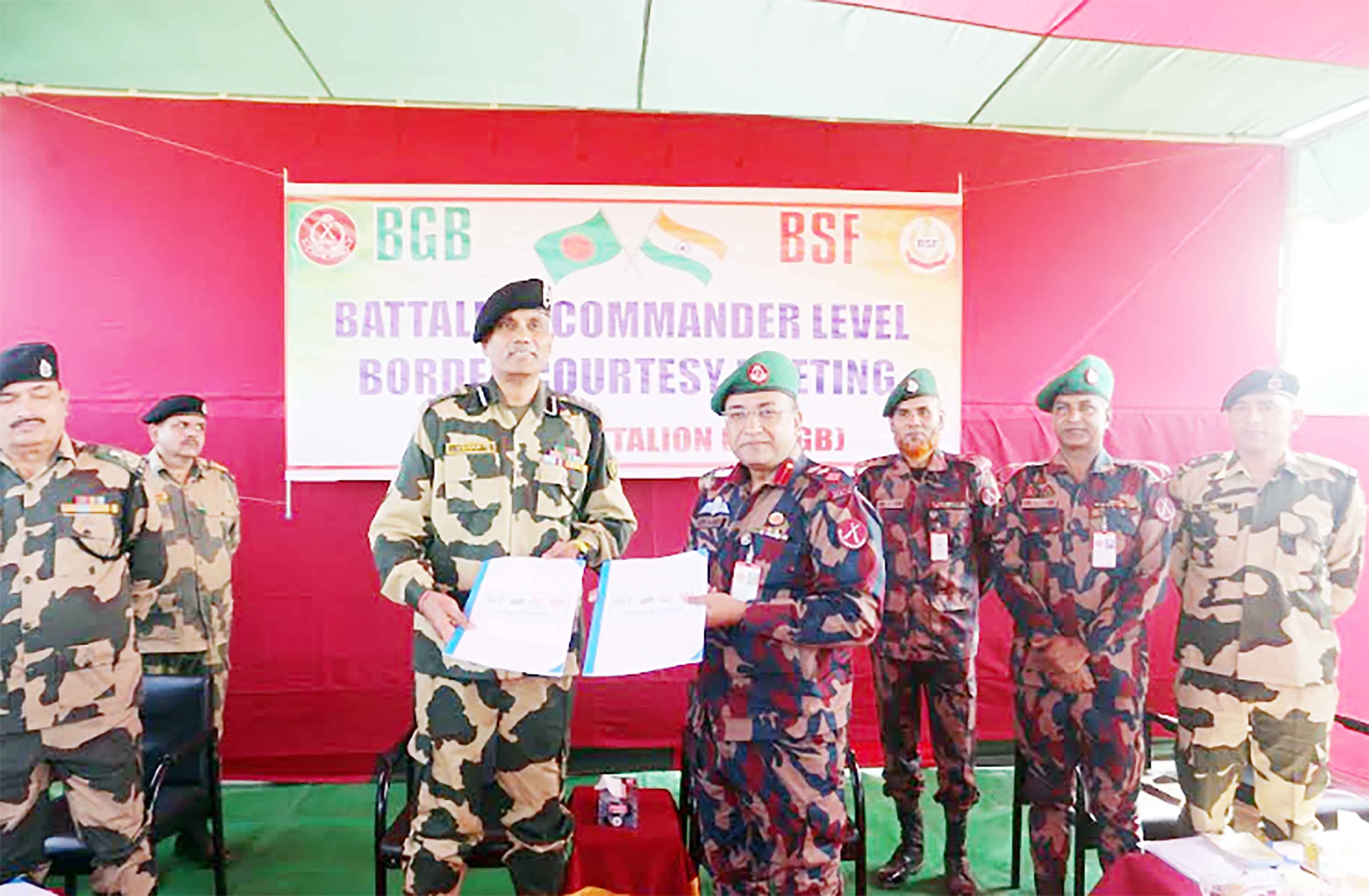 কুষ্টিয়া সীমান্তে বিজিবি-বিএসএফ বৈঠক সীমান্তের ২০০ গজ ভারতের অভ্যন্তরে পরিখা খনন সম্পর্কে জানতে চেয়েছে বিজিবি