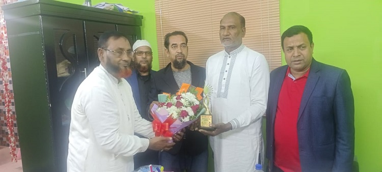 সোনাগাজীর আহ্বায়ক কবির আহমদকে ফুলেল শুভেচ্ছা