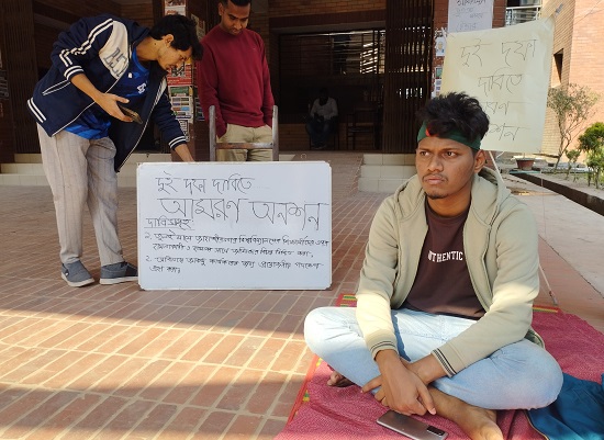 দুই দফা দাবিতে জাবি শিক্ষার্থীর আমরণ অনশন