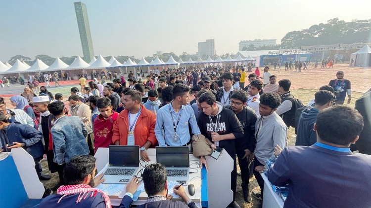 সোহরাওয়ার্দীউদ্যানে জমে উঠেছে ‘ইবনে আল-হাইসাম সায়েন্স ফেস্ট’