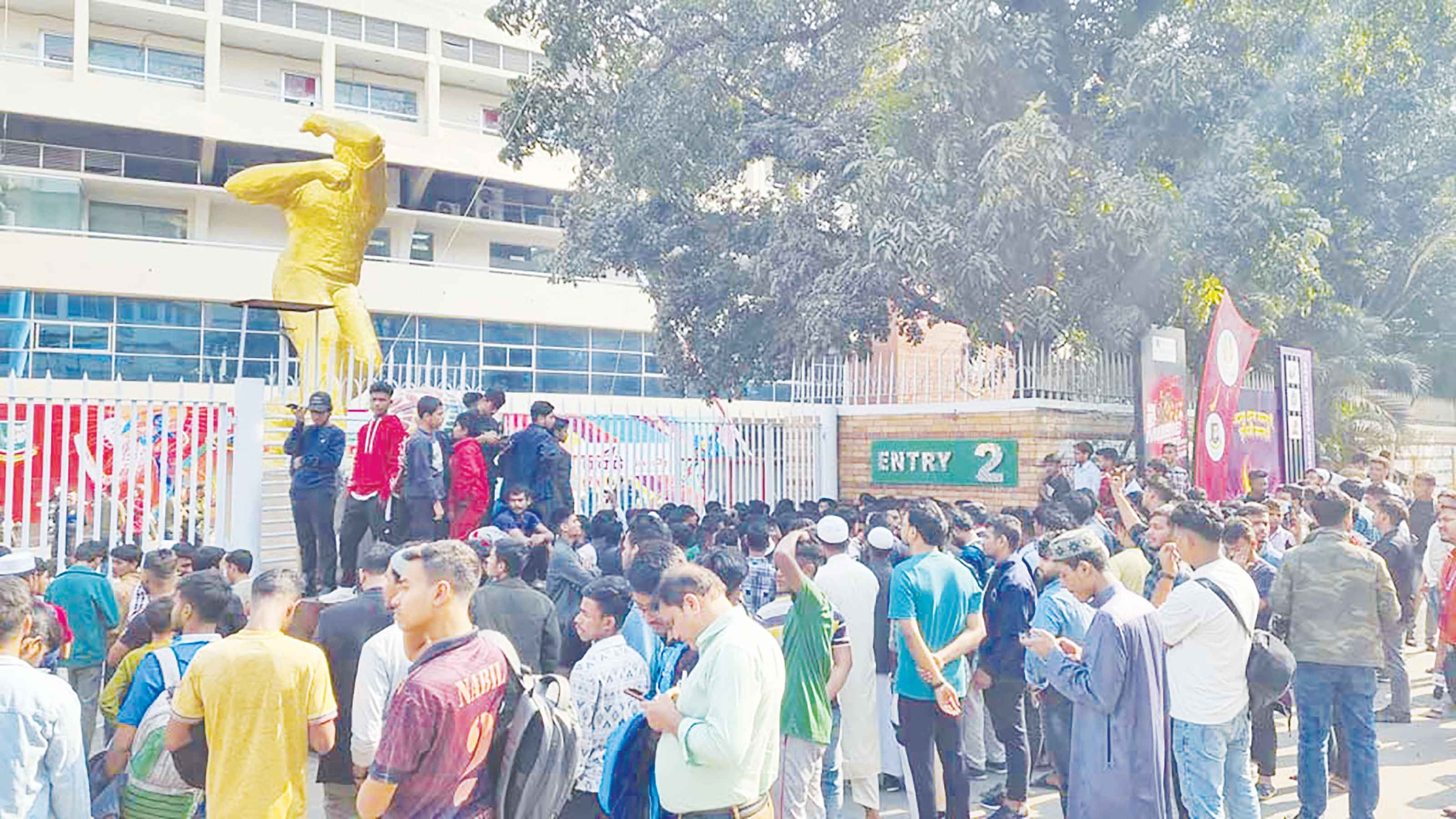 টিকিট না পেয়ে মিরপুর স্টেডিয়ামে তোলপাড়