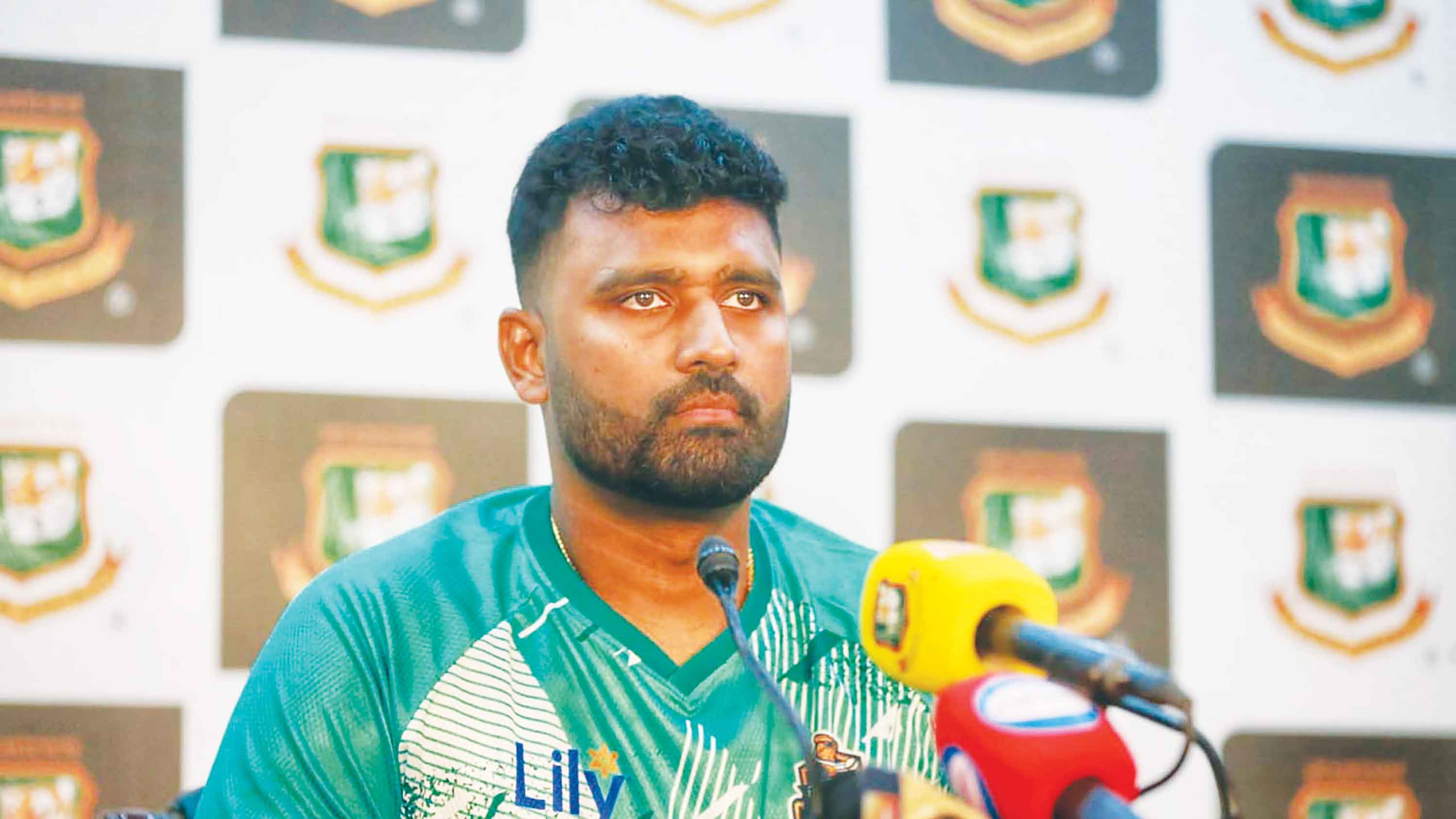 জুনিয়র সিনিয়র নিয়ে ভাবেন না থিসারা