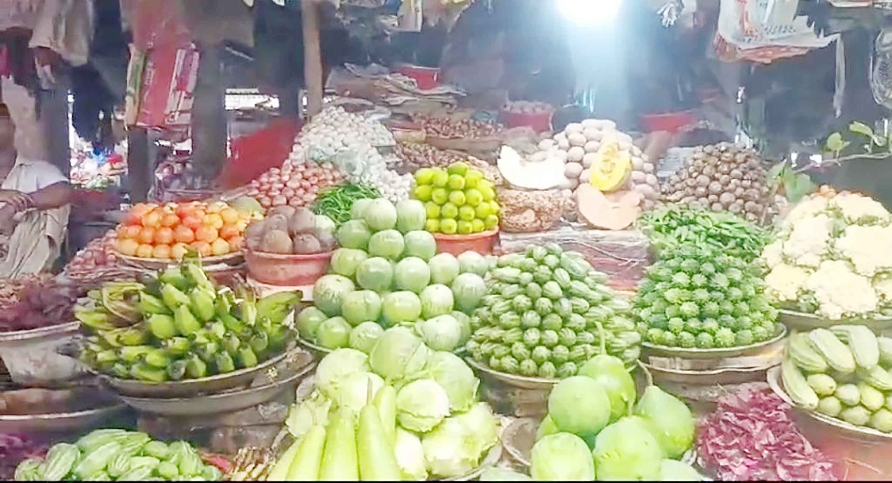 বাজারে সবজির দর পতন দিশেহারা গাংনীর চাষিরা