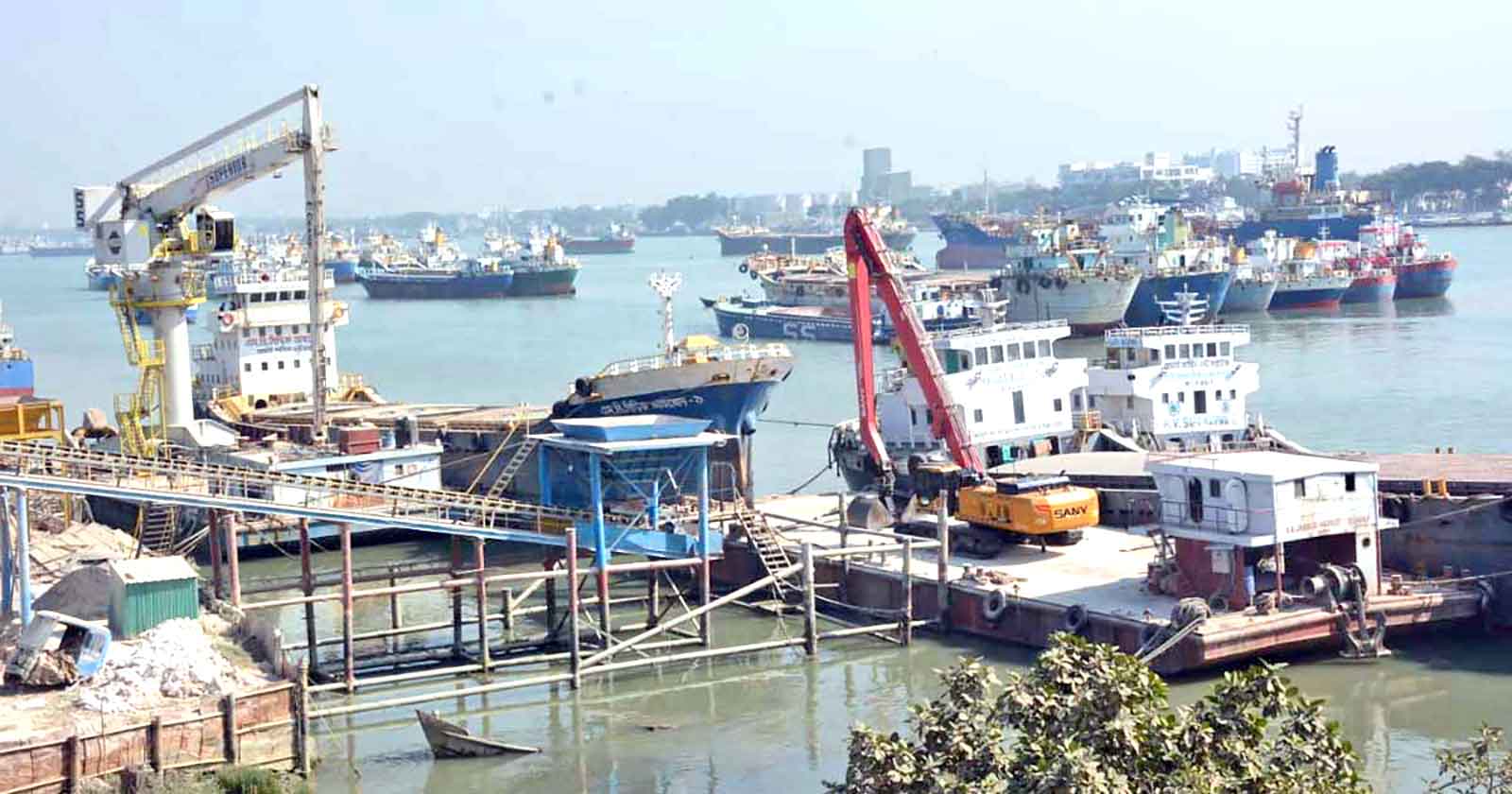 নৌযান শ্রমিকদের ধর্মঘট স্থগিত পণ্য খালাস কার্যক্রম শুরু