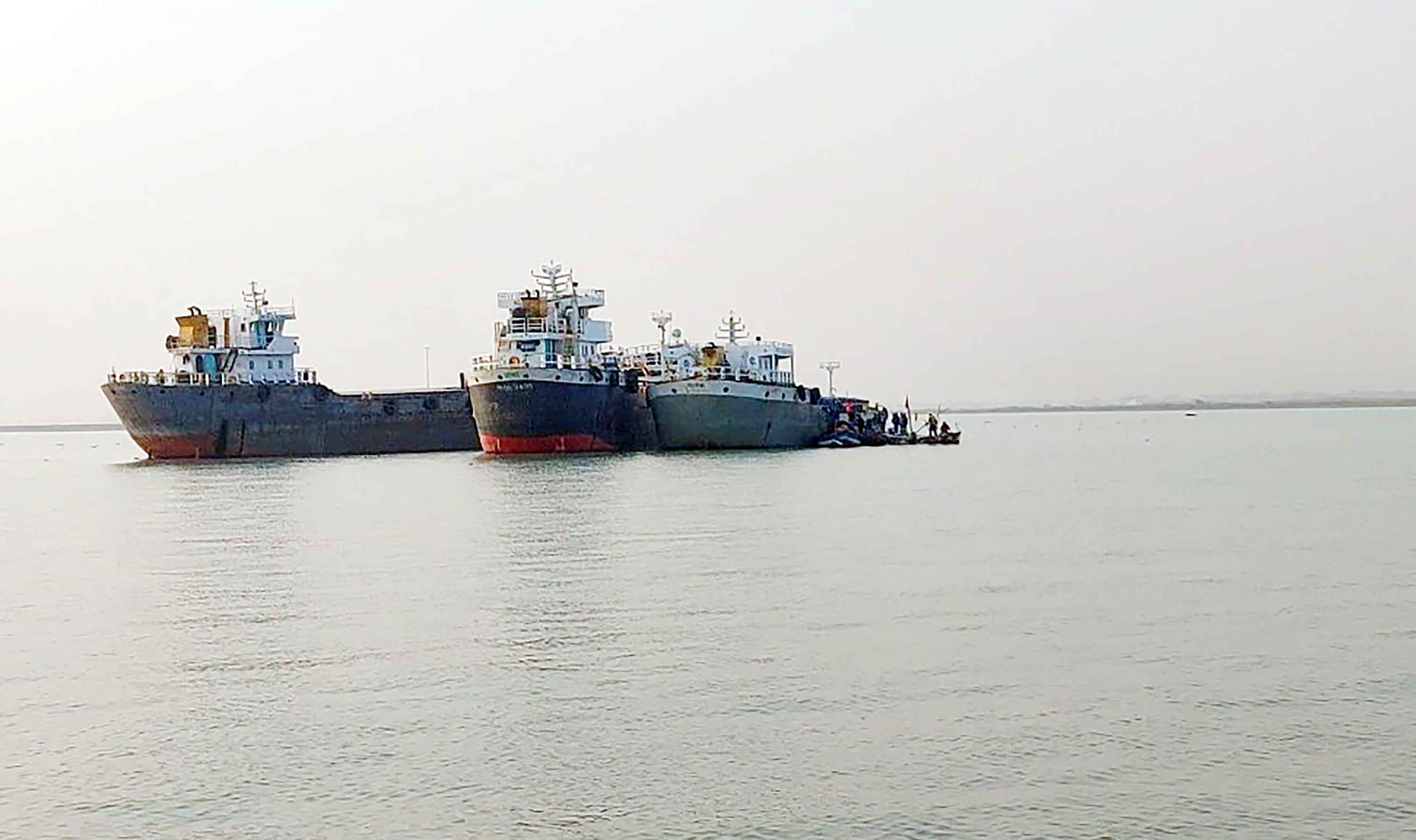 মেঘনা নদীতে নৌ-যানে চাঁদাবাজদের দৌরাত্ম্য