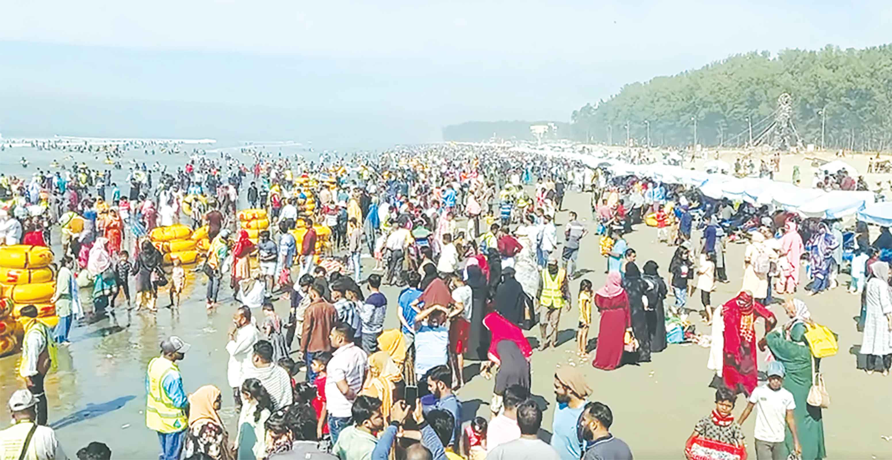 থার্টি ফাস্ট নাইট সূর্যাস্ত ও সূর্যোদয়কে ঘিরে সৈকতে পর্যটকের ঢল