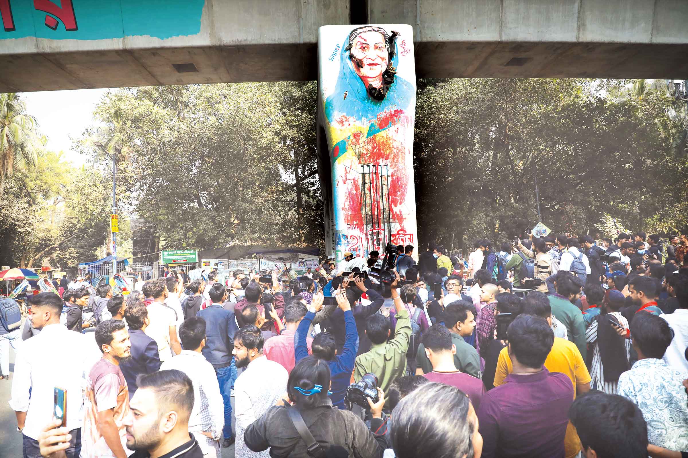 ঢাবিতে হাসিনার ছবি পুনরায় এঁকে গণজুতা নিক্ষেপ