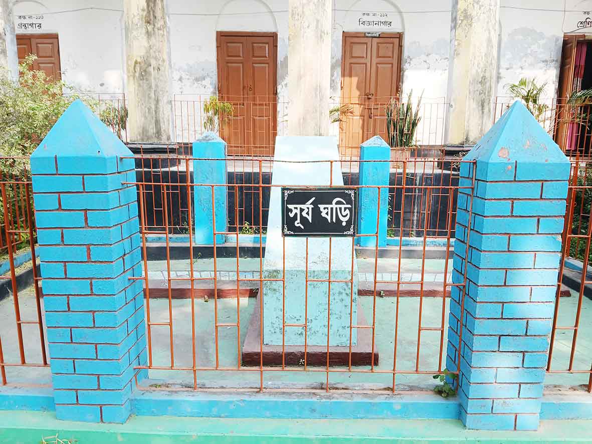 টাঙ্গাইলে স্কুলে কর্মঘণ্টার জানান দেয় ঐতিহ্যবাহী সূর্যঘড়ি
