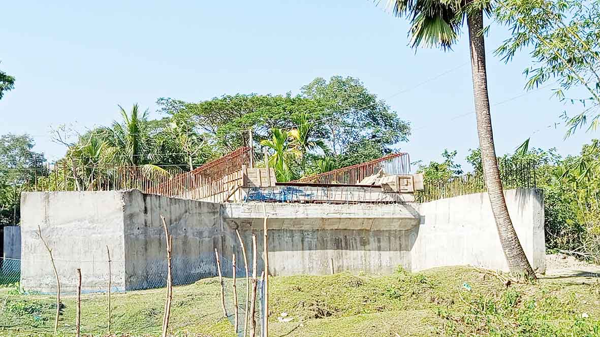 নেছারাবাদে গার্ডার ছাড়া ছাদ ঢালাই, ব্রিজে ফাটল