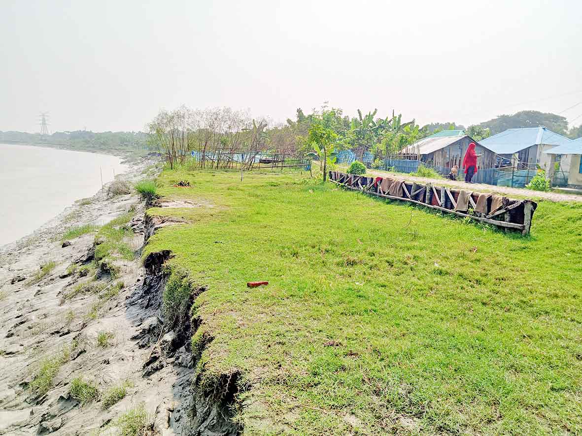ভাঙন ঝুঁকিতে রূপসার আশ্রয়ণ প্রকল্পের বাসিন্দারা, কাটছে নির্ঘুম রাত