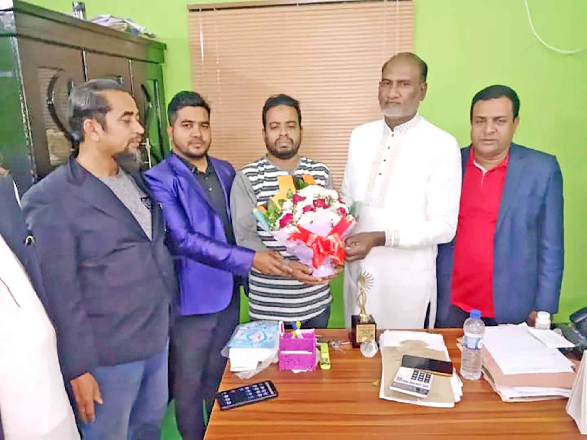 সোনাগাজীর আহ্বায়ক কবির আহমদকে ফুলেল শুভেচ্ছা