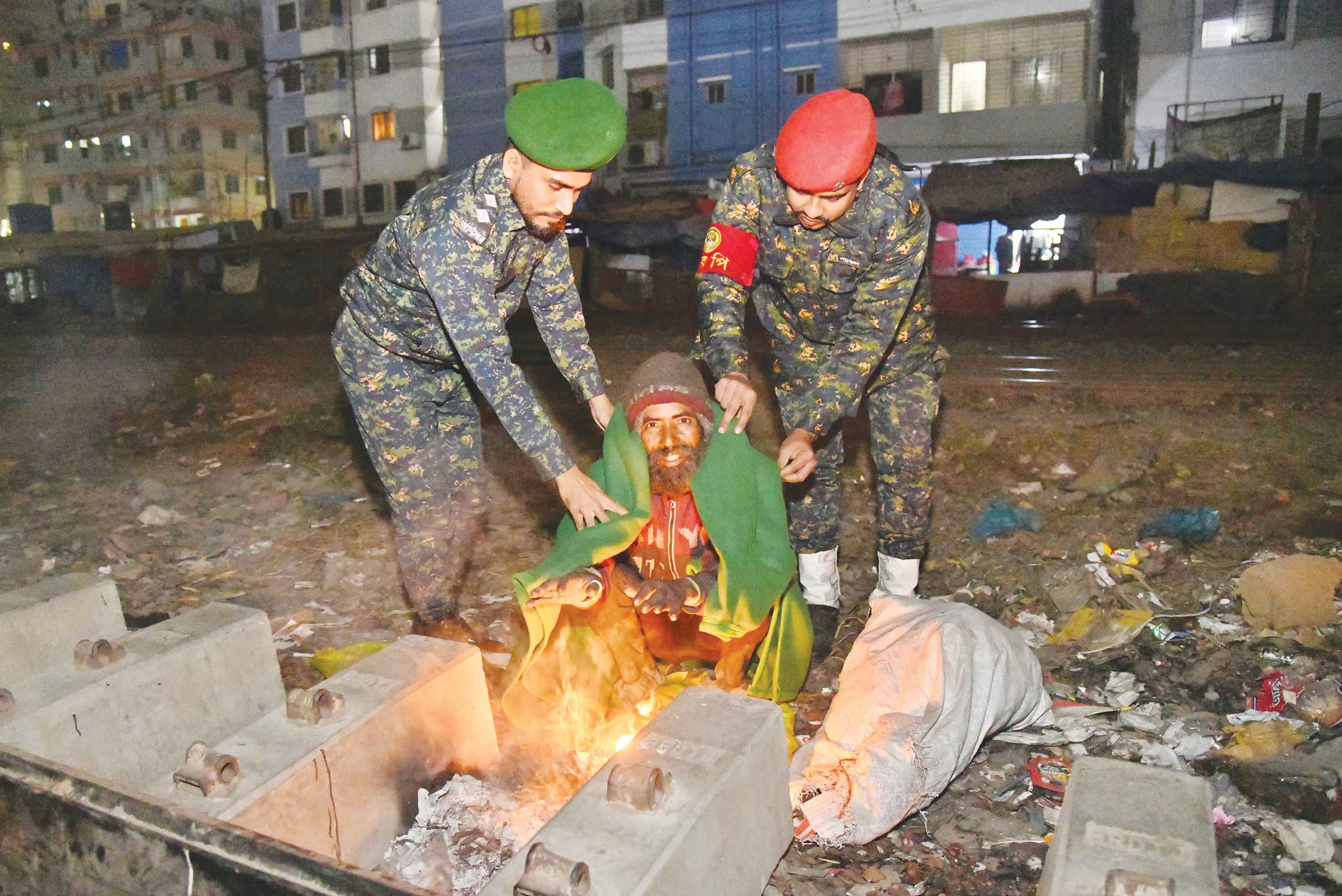 মধ্যরাতে শীতার্তদের উষ্ণতার আবরণে আচ্ছাদিত করল আনসার বাহিনী