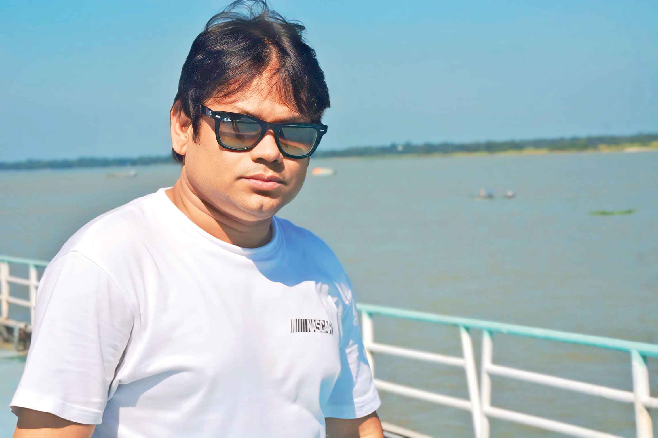 শুভ্র আজাদের নতুন গান 'সুন্দরী'