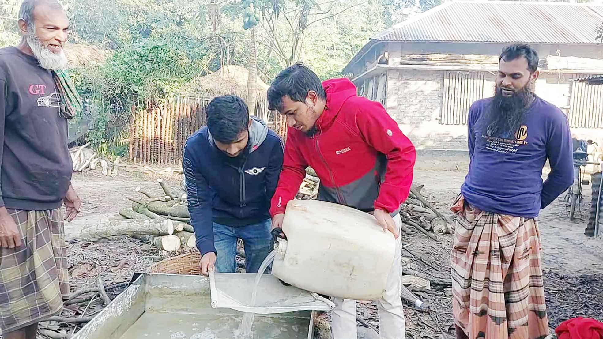 রাজশাহীতে তিন সহোদরের উদ্যোগে ঘরে বসেই মিলছে অর্গানিক খেজুর গুড়