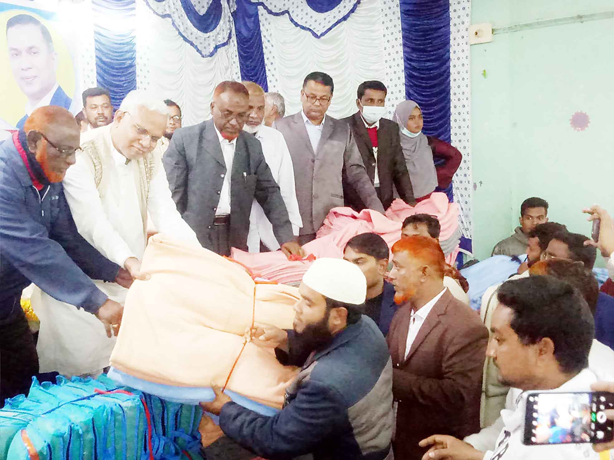 দিনাজপুরের নবাবগঞ্জে বিএনপির শীতবস্ত্র বিতরণ