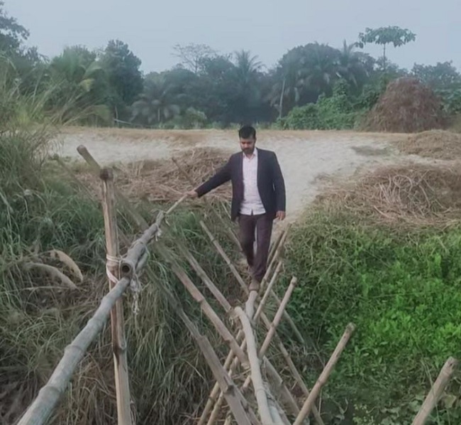 আড়াইহাজারে বেশ কয়েকটি এলাকার ভরসা বাঁশের সাঁকো