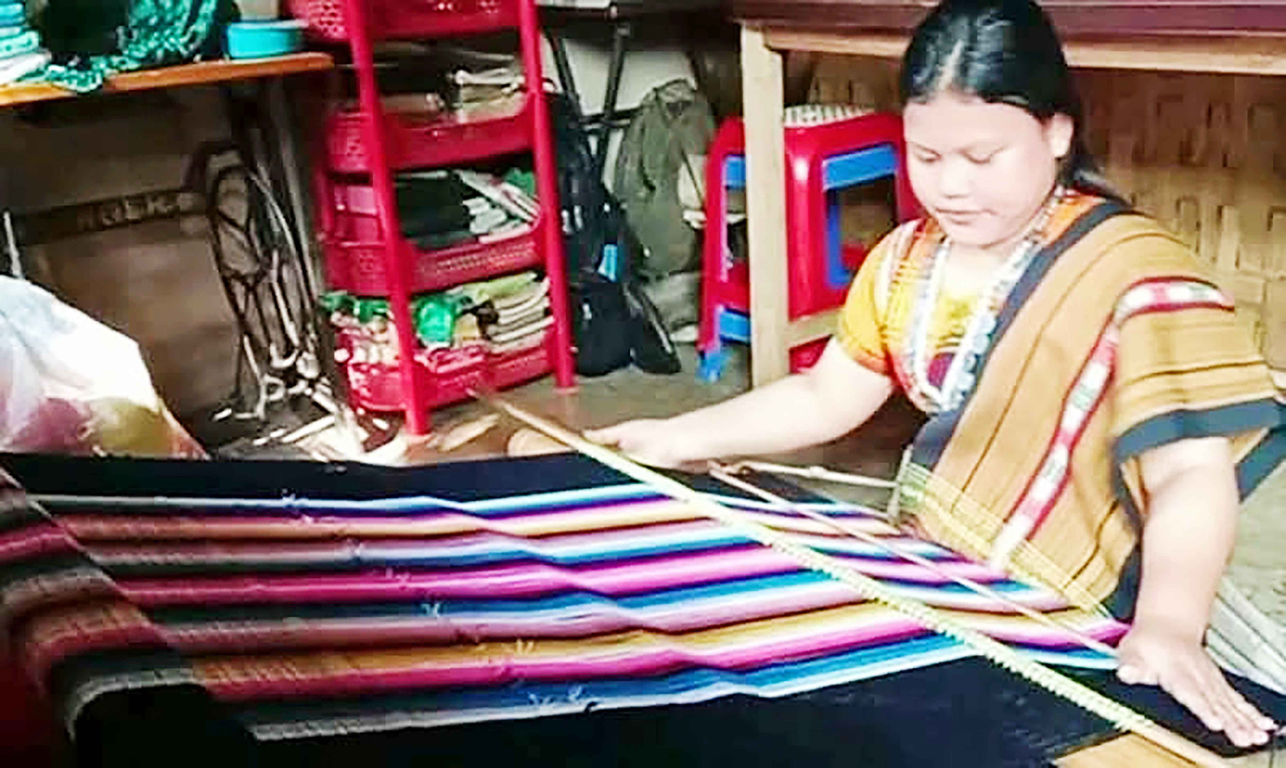 বিপন্ন পাহাড়িদের ঐতিহ্যবাহী 'কোমর তাঁত'