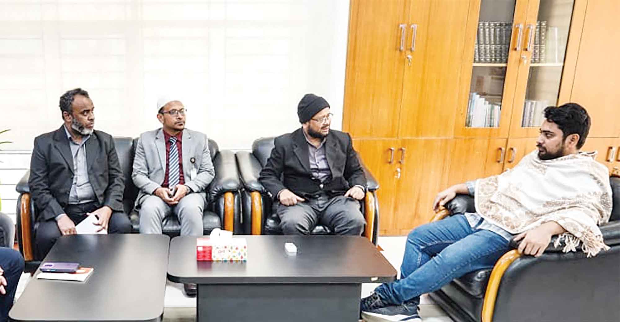 ফিল্ম আর্কাইভ পরিদর্শনে তথ্য উপদেষ্টা