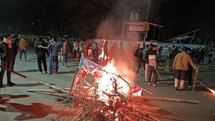 উত্তাল ঢাকা আলিয়া, ক্ষুব্ধ শিক্ষার্থীরা
