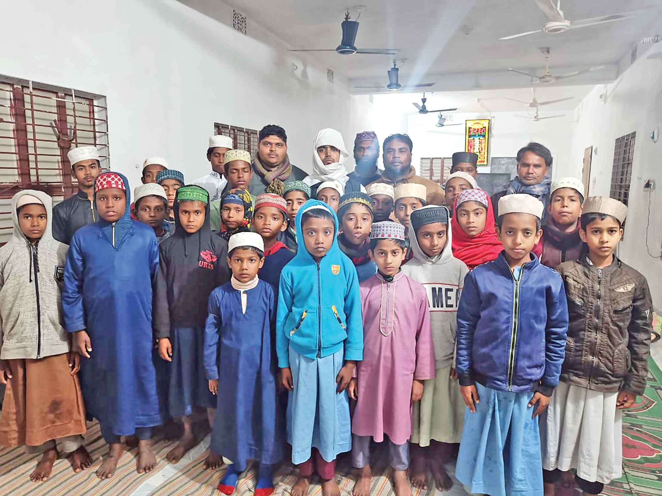 ঈশ্বরদীতে গরিব শিশুদের মাঝে খাদ্য বিতরণ