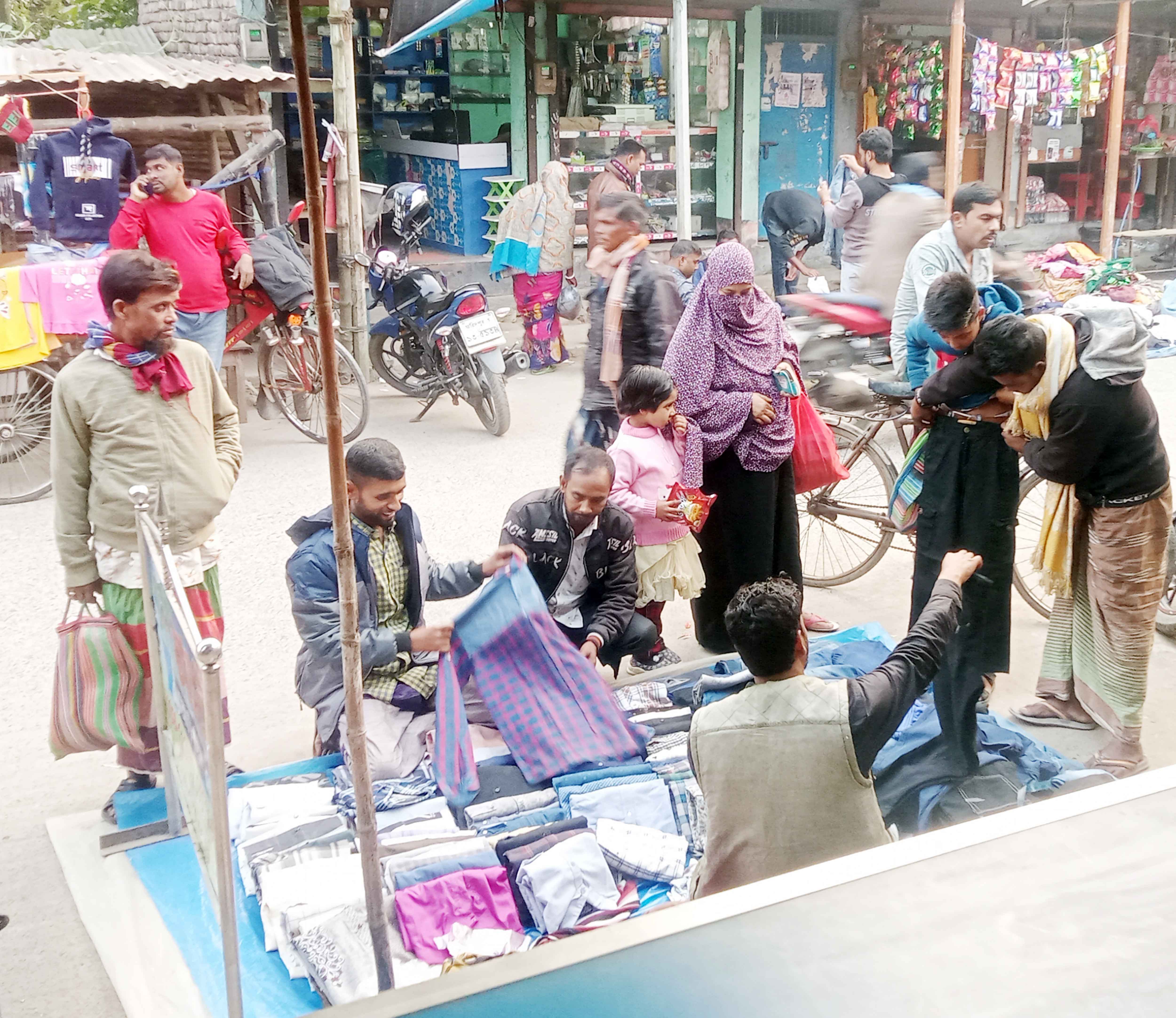 শীতে জমে উঠেছে পুরাতন কাপড়ের বাজার