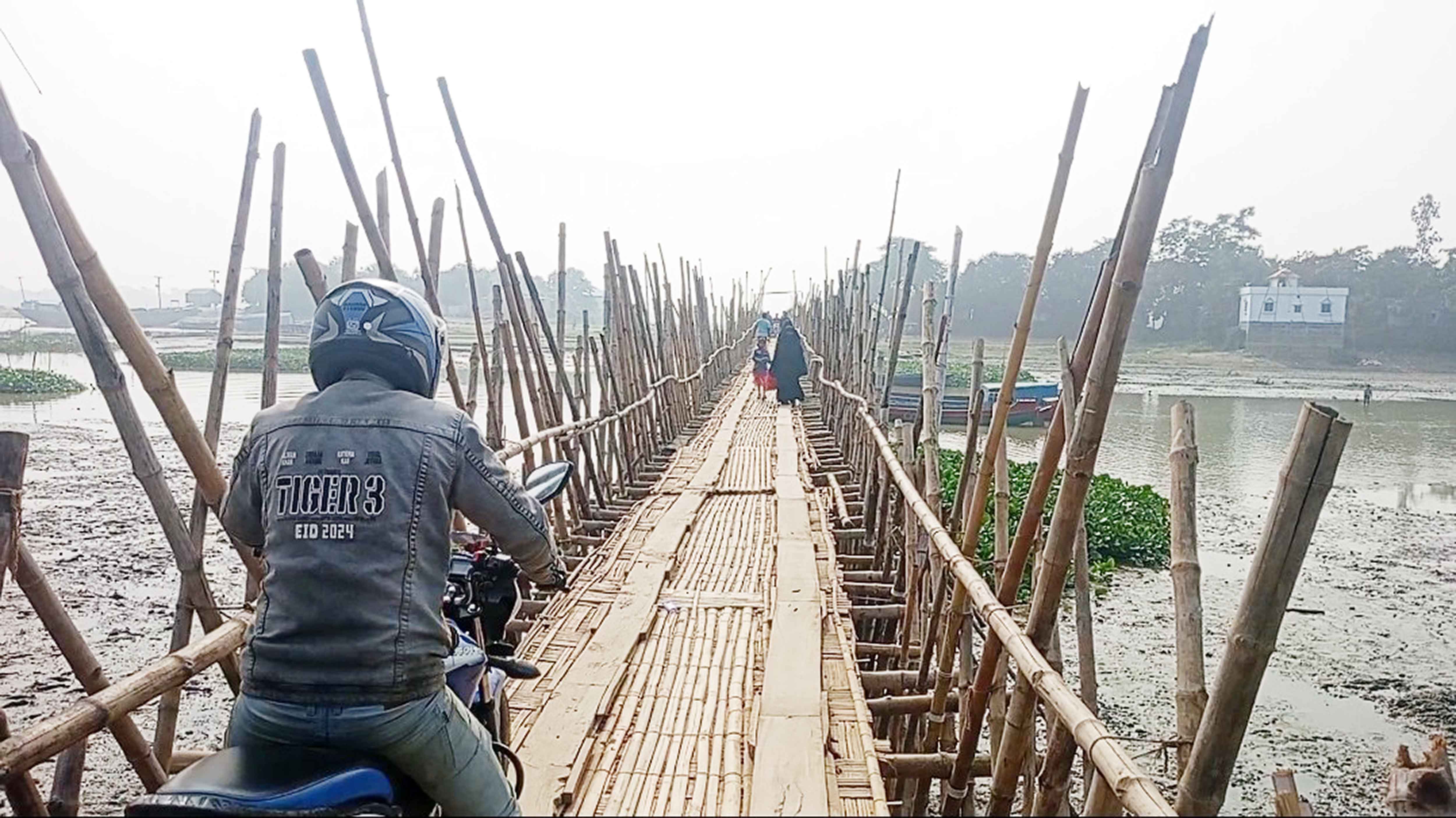 লক্ষাধিক মানুষের ভরসা বাঁশের সাঁকো