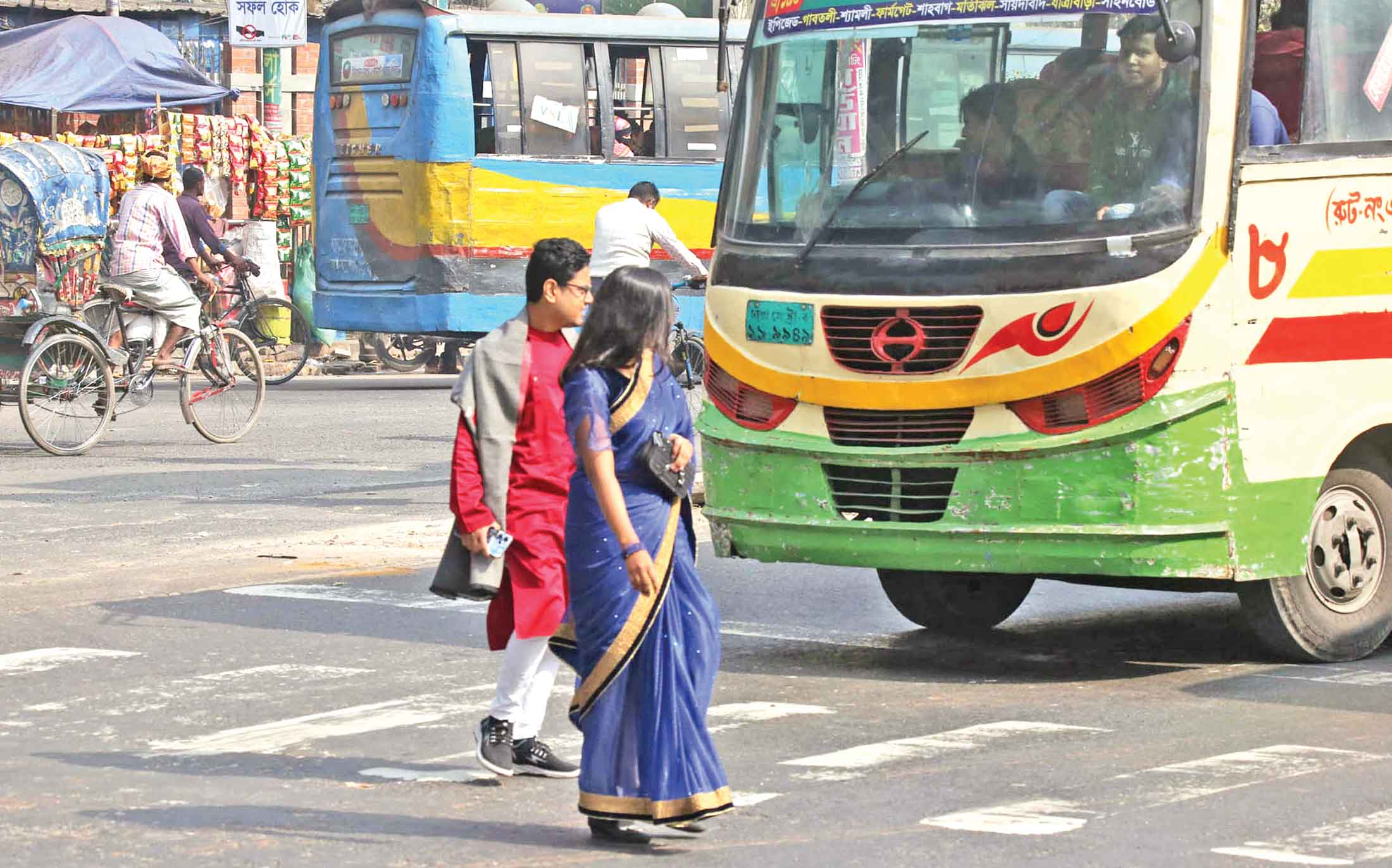 ঝুঁকি নিয়ে পারাপার...