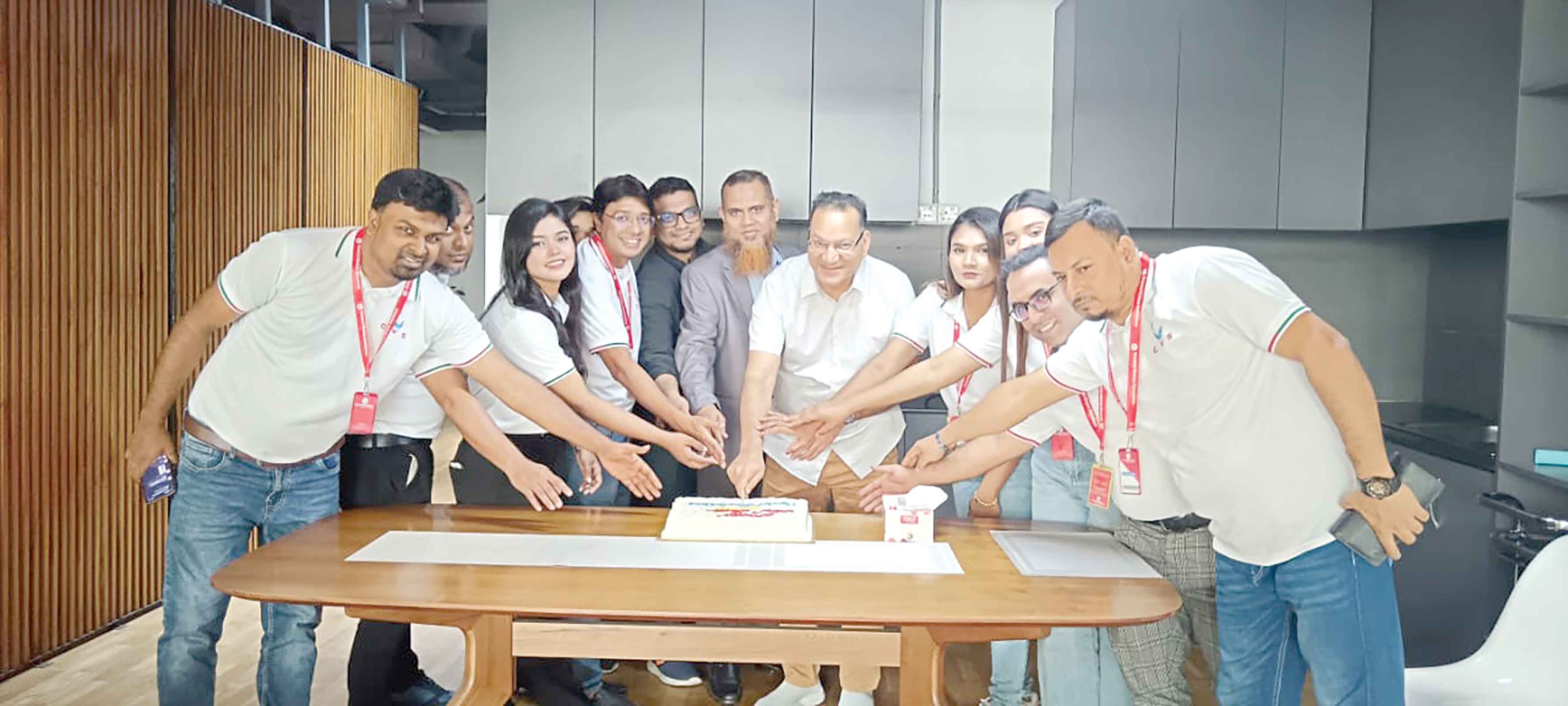 কাস্টমারদের সঙ্গে নিয়ে নতুন বছর উদযাপন
