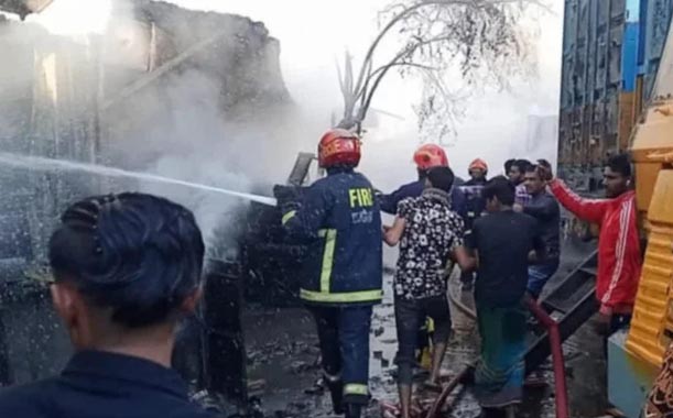 তেজগাঁওয়ে ট্রাকস্ট্যান্ডে অগ্নিকাণ্ড