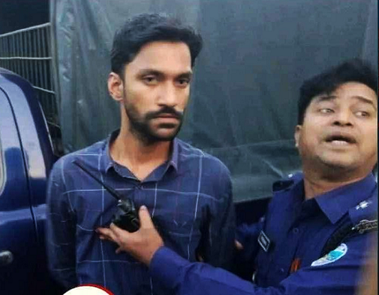 কুবিতে ছাত্রলীগ নেতাকে গণপিটুনি শেষে পুলিশে দিল শিক্ষার্থীরা