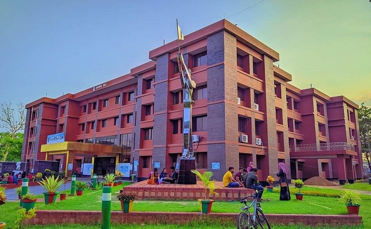 ক্যাম্পাস সংস্কার বাদ দিয়ে ফ্যাসিবাদ পুনর্বাসনে ব্যস্ত পবিপ্রবি প্রশাসন