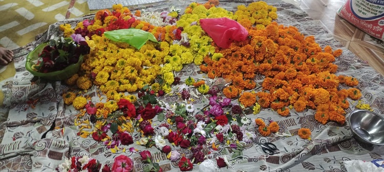 বাকৃবিতে ৩ বস্তা ফুল চুরি করে ইসকন মন্দিরে পুজা : ৩ শিক্ষার্থীকে সাজা