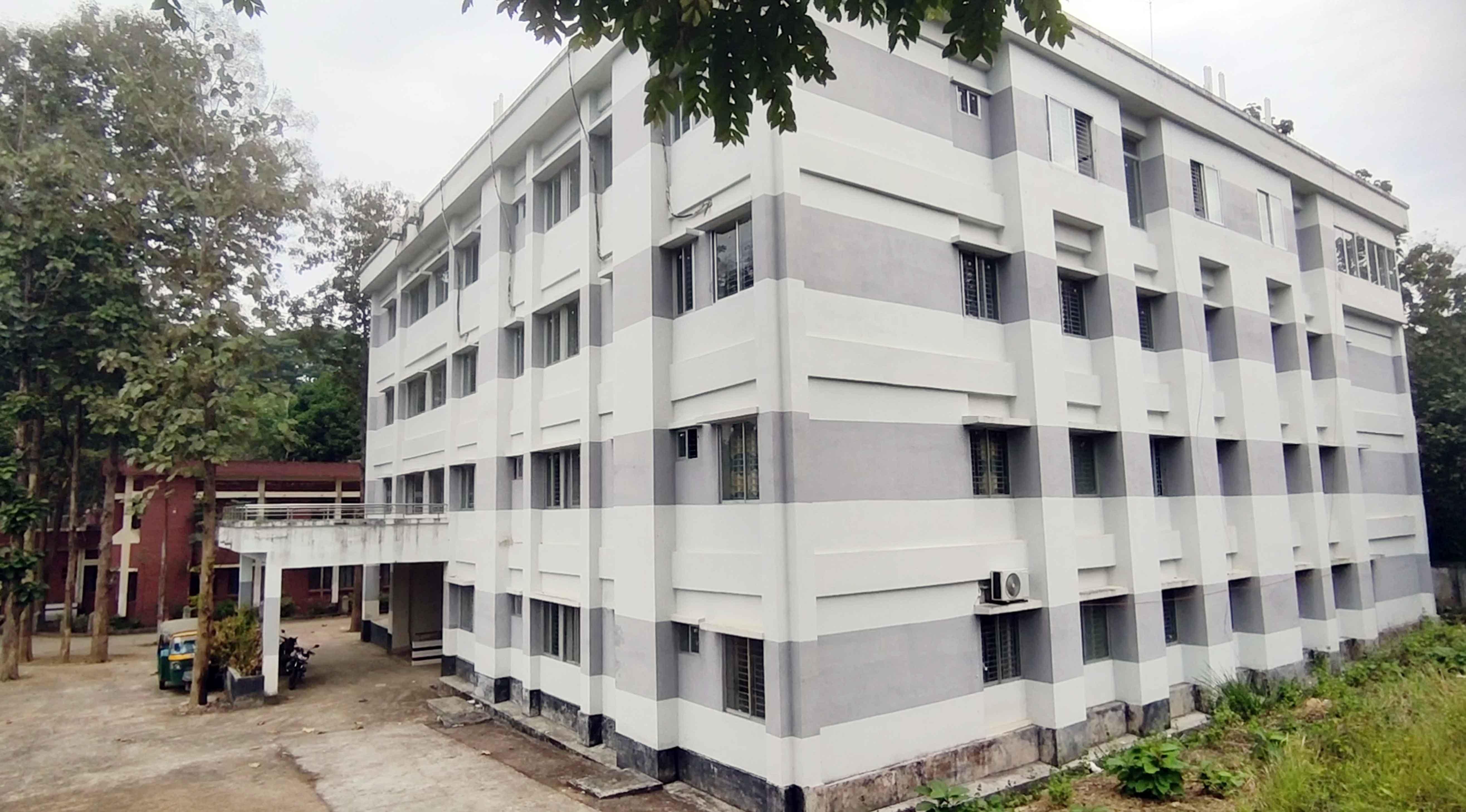 থানচিতে দুইজন চিকিৎসক দিয়েই চলছে ৫০ শয্যার হাসপাতাল
