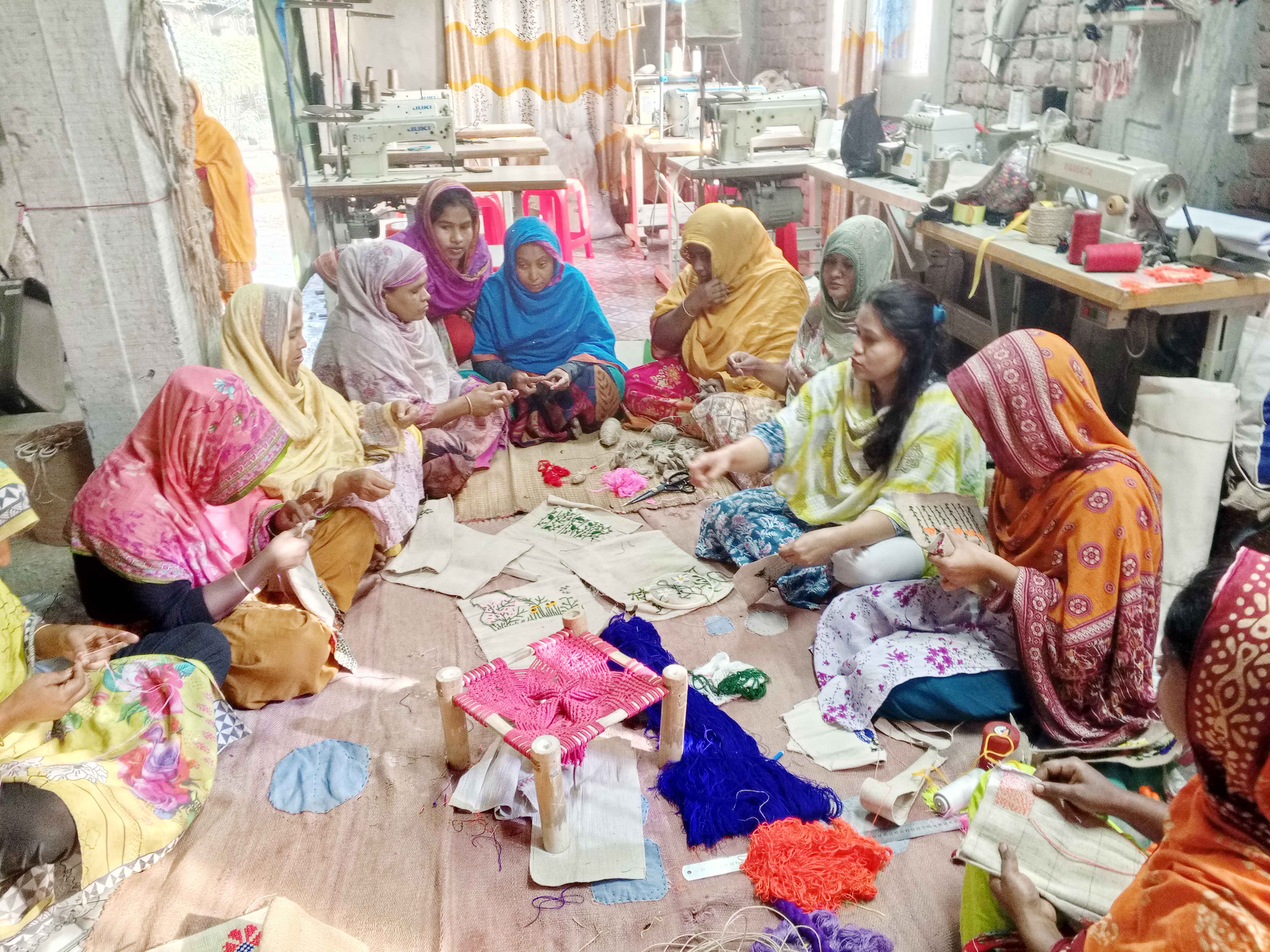 দিনাজপুরে পাটজাতপণ্য উৎপাদন ও কর্মসংস্থান সৃষ্টি নারী উদ্যোক্তার