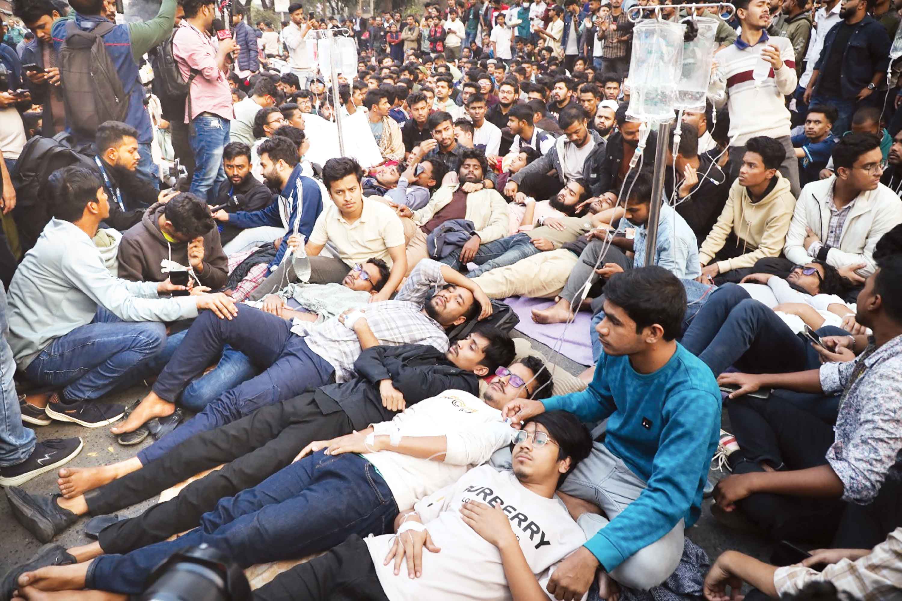 অনশন প্রত্যাহার 'কমপিস্নট শাটডাউন' অব্যাহত