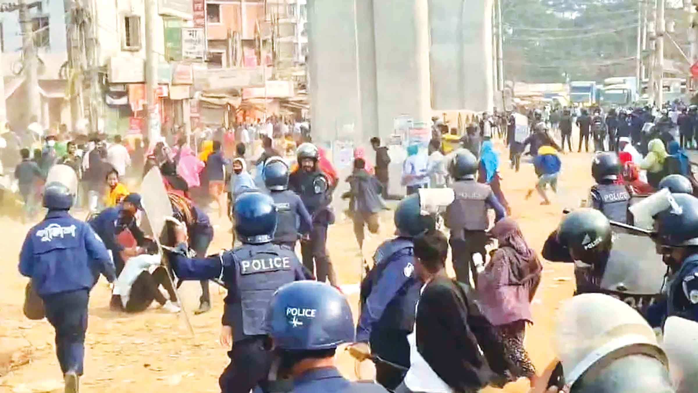 আশুলিয়ায় জলকামানের মুখে সড়ক ছাড়লেন শ্রমিকরা