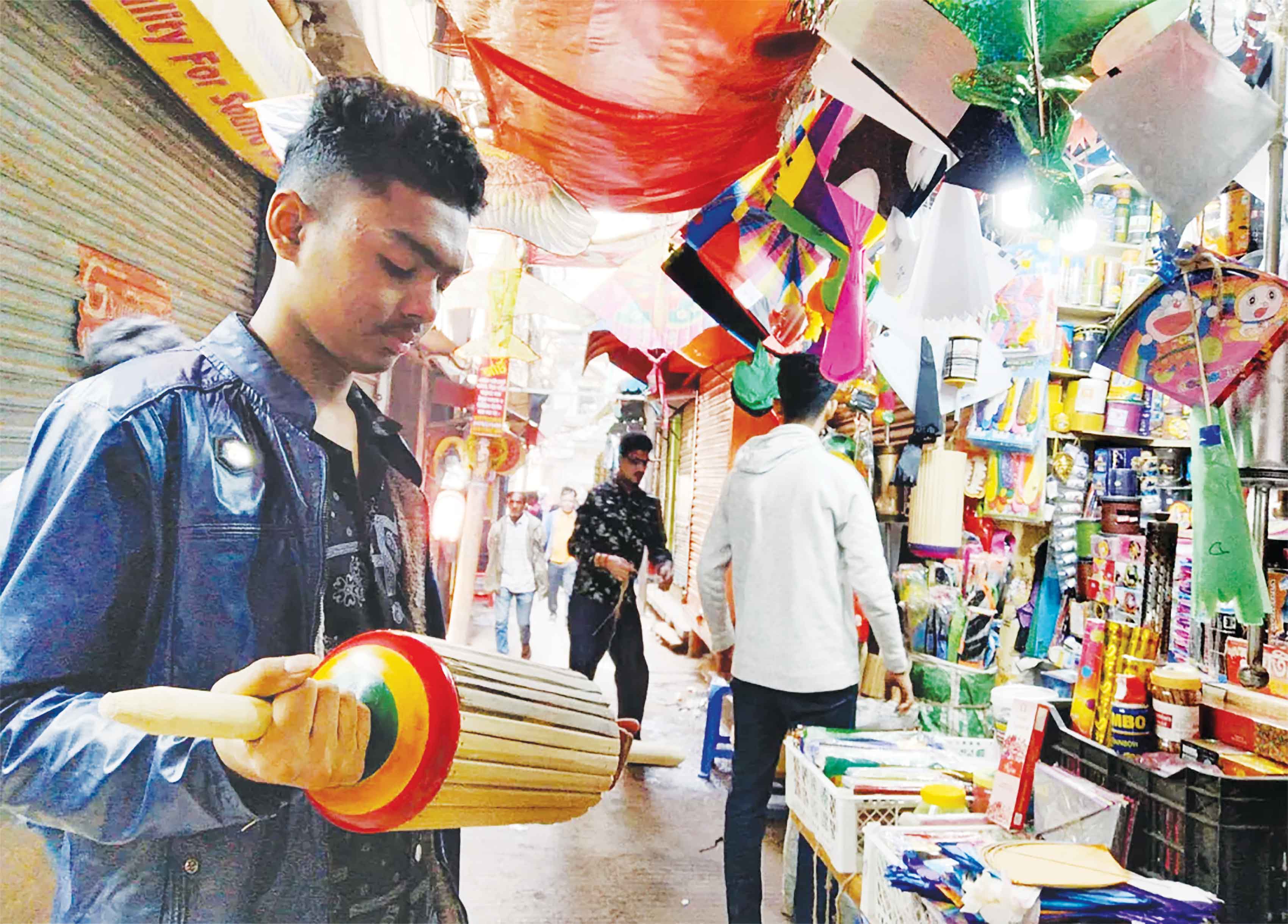 সাকরাইন :আজ পুরান ঢাকায় ঘুড়ি উৎসবের দিন