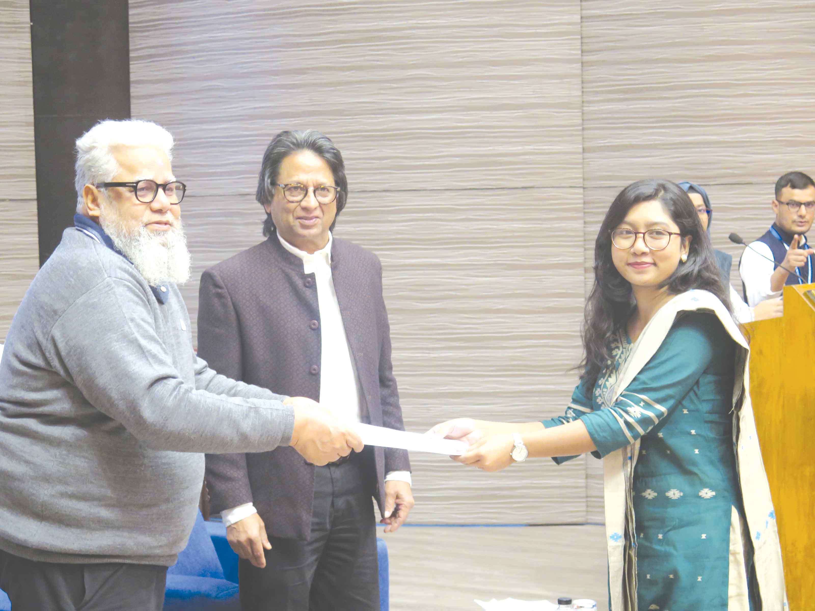 ইস্ট ওয়েস্ট ইউনিভার্সিটির শিক্ষার্থীদের মেধা বৃত্তি প্রদান
