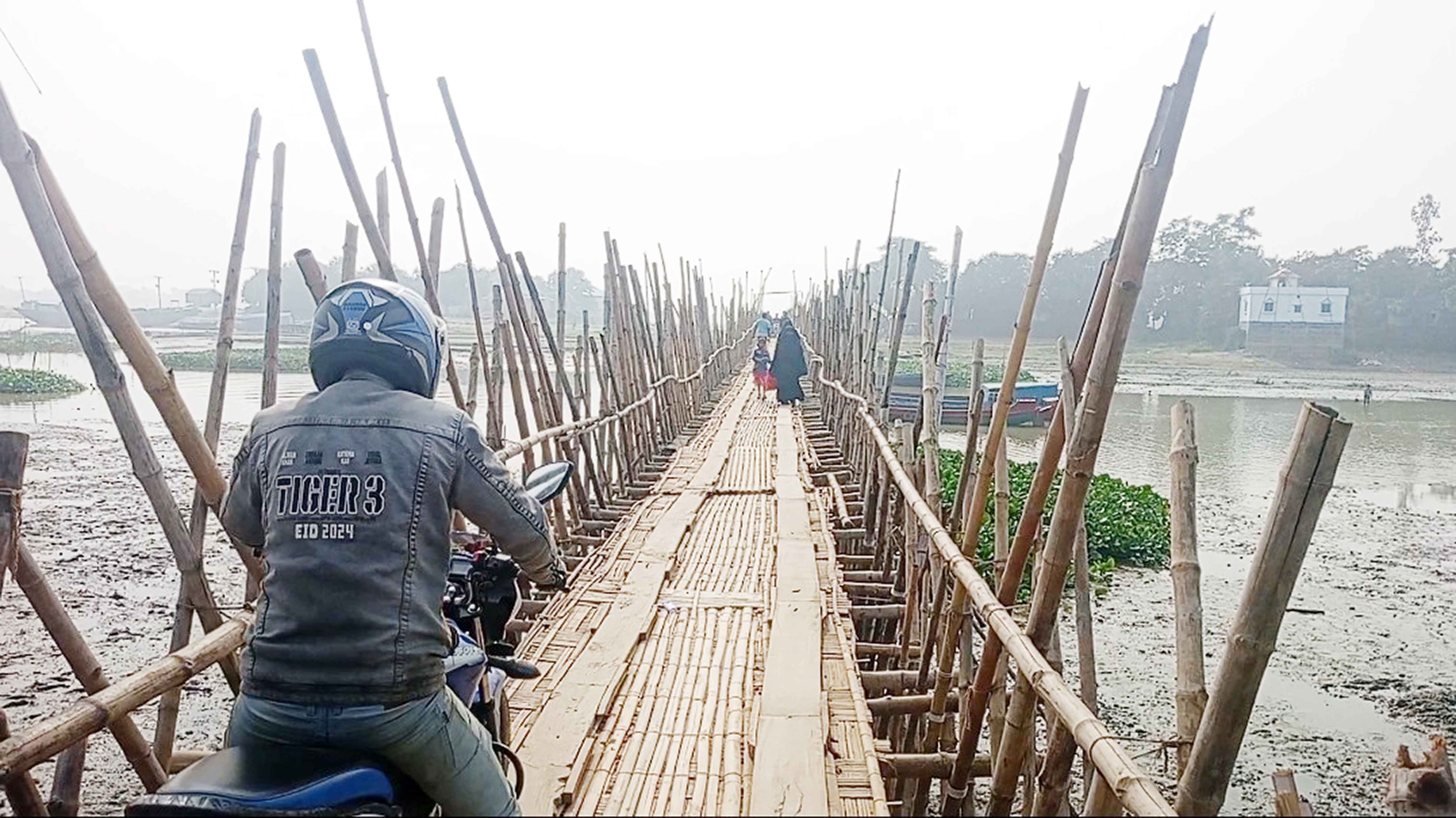 সরাইলে ছেত্রা নদীতে একটি সেতুর আশায় কেটে গেল ৫০ বছর