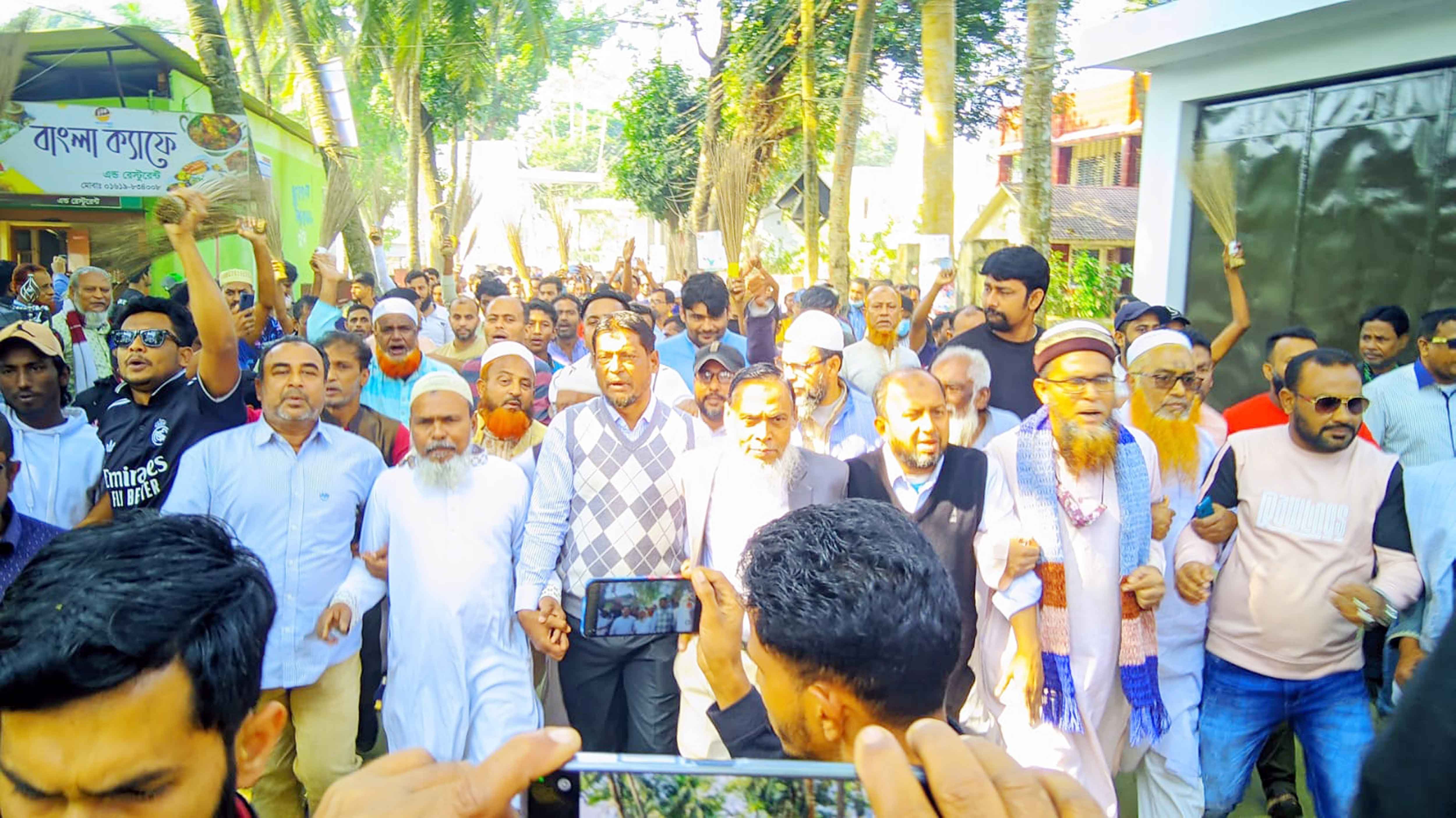 সরাইলে নতুন কমিটি বাতিল দাবিতে বিএনপির একাংশের ঝাড়ু মিছিল