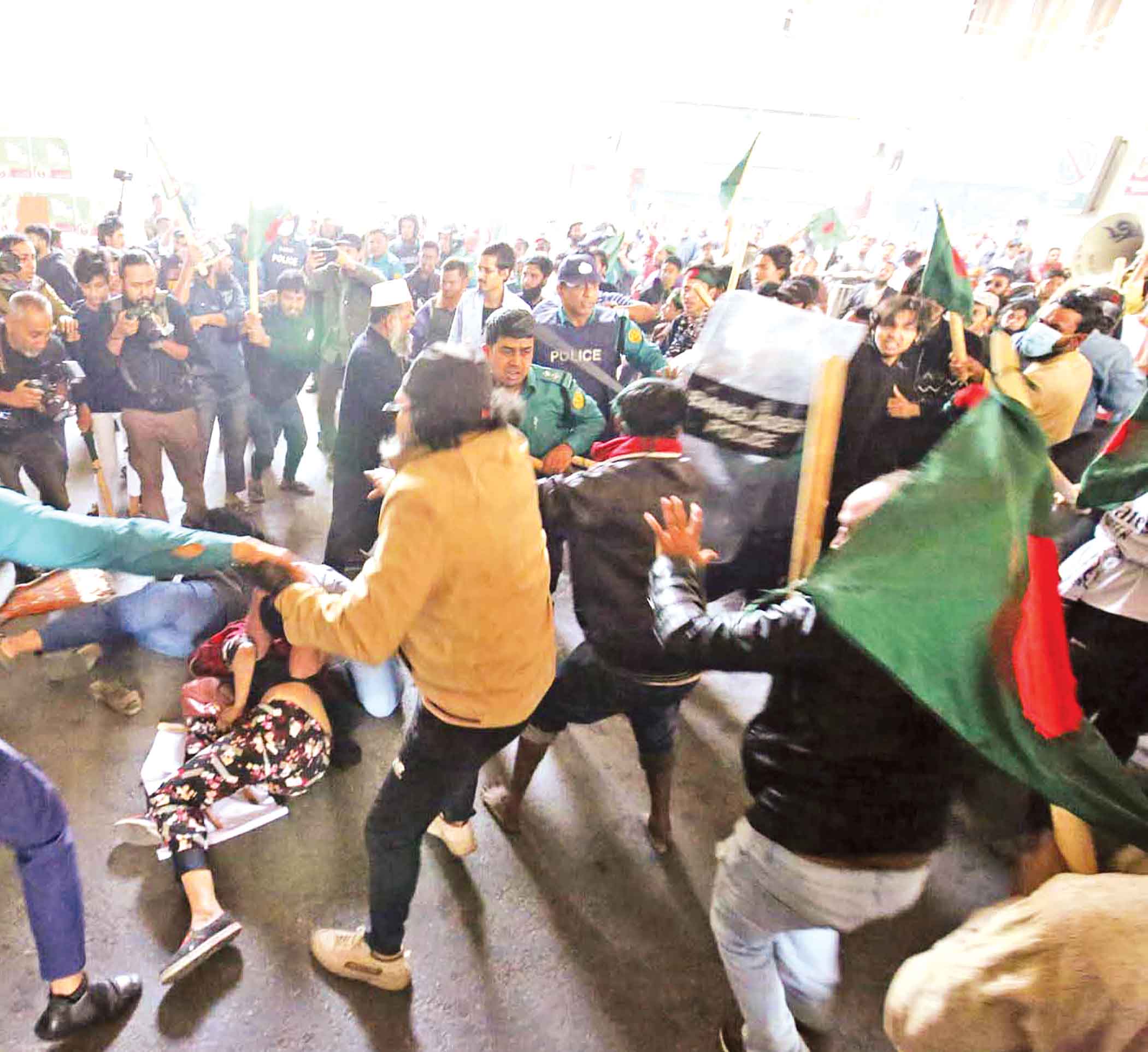 দুপক্ষের সংঘর্ষে আহত সাংবাদিকসহ ১২ জন