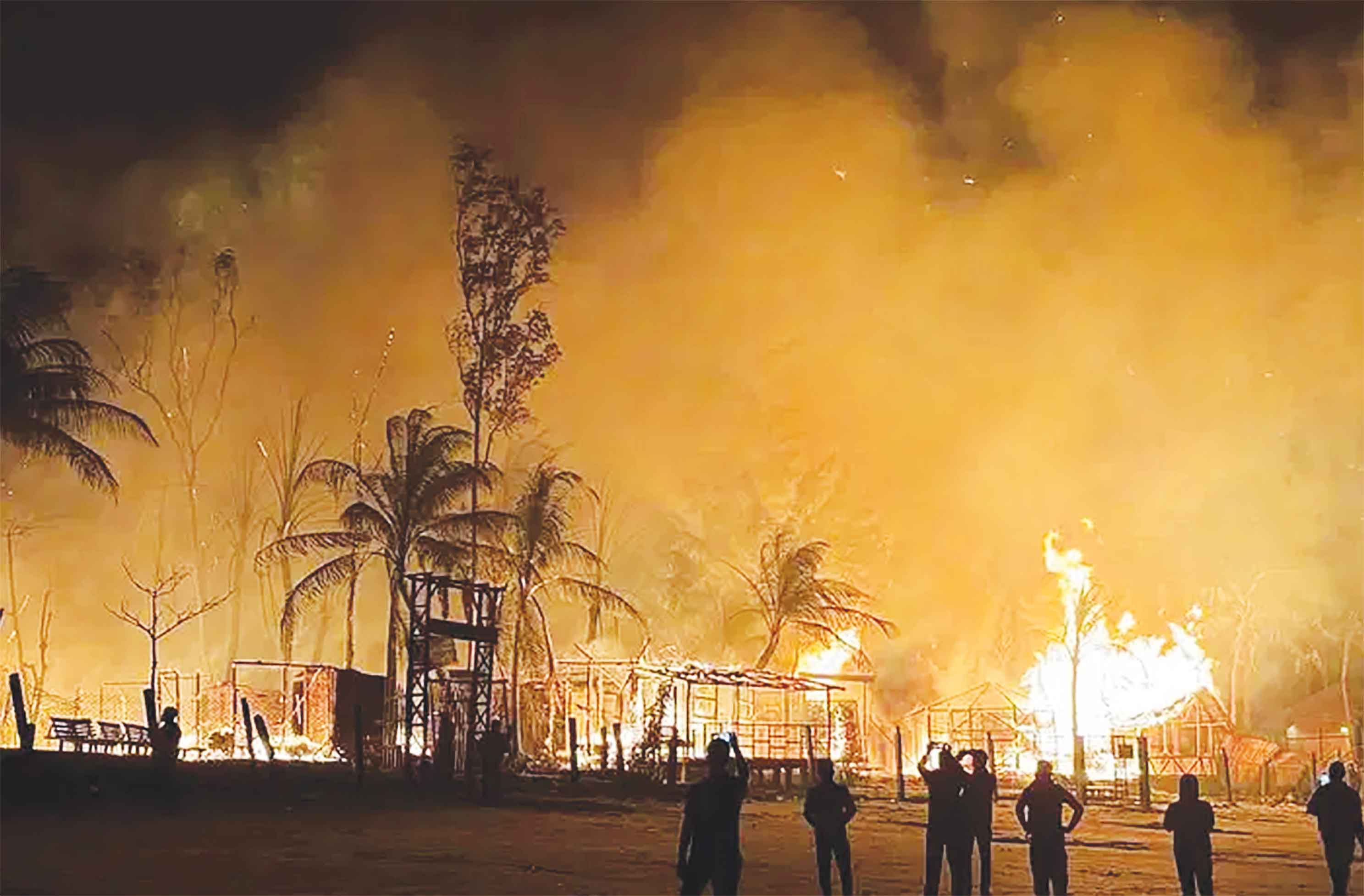 মধ্যরাতে সেন্টমার্টিনে ভয়াবহ আগুন