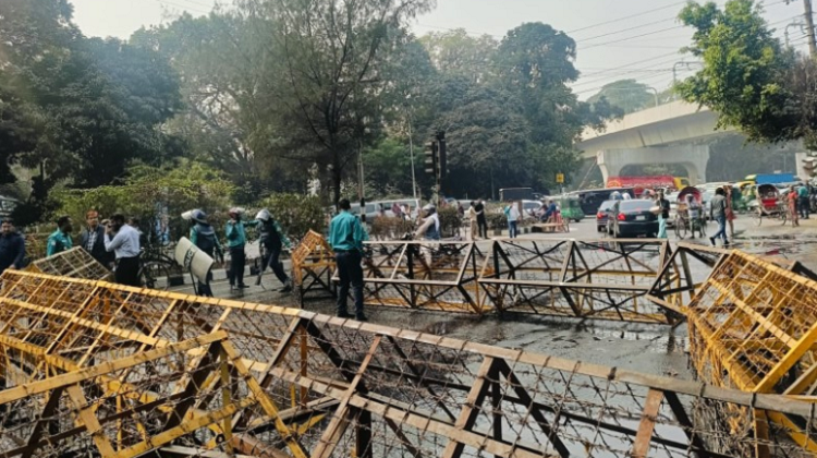 রাজধানীর শিক্ষা ভবনের সামনে পুলিশ ও শিক্ষার্থীদের সংঘর্ষ