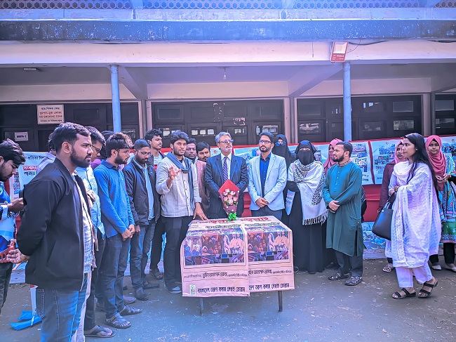 টিএসসিতে জুলাই গণঅভ্যুত্থানকালীন পত্রিকা ও তথ্যচিত্র প্রদর্শনী