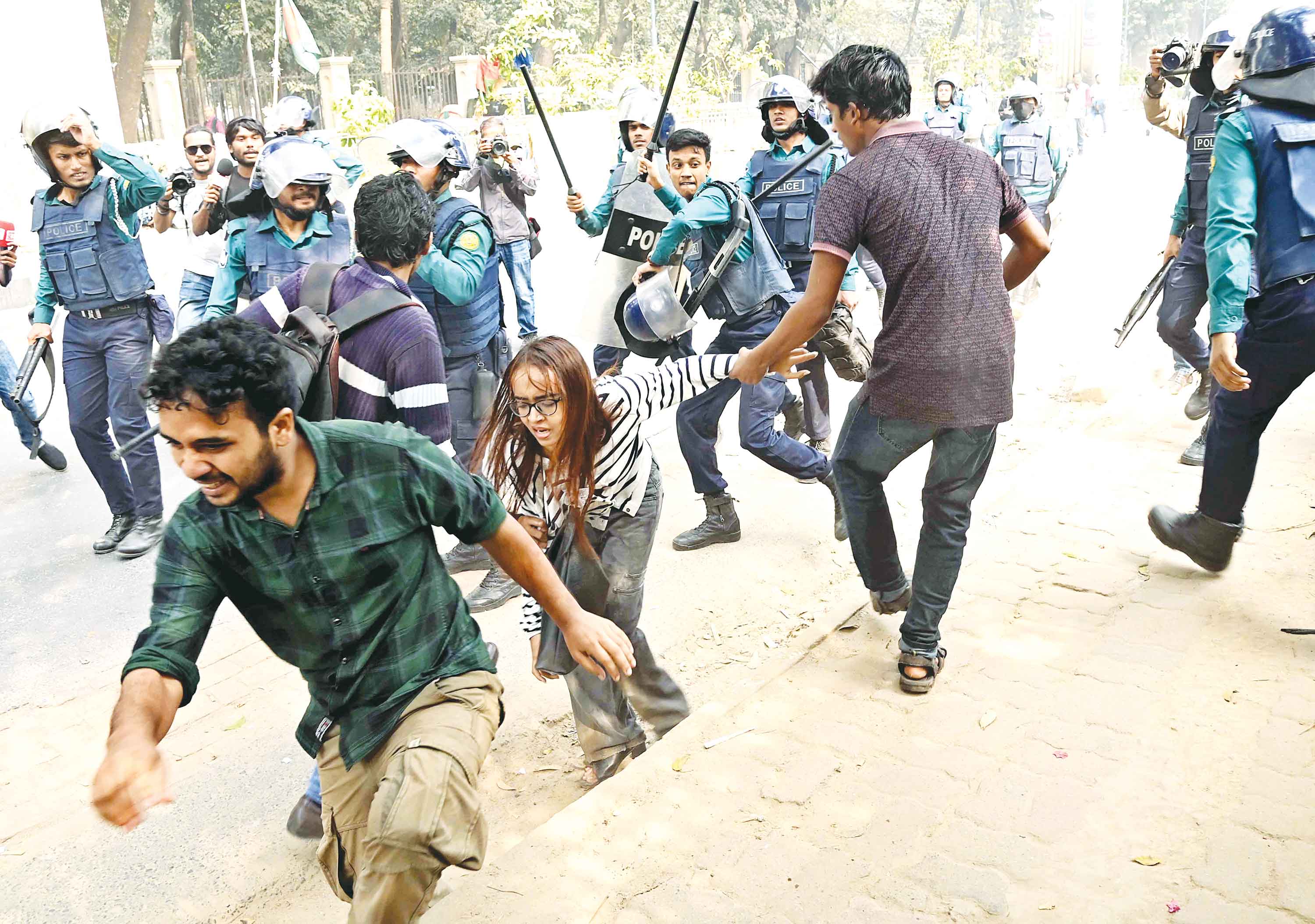 'সংক্ষুব্ধ ছাত্র-জনতার' মিছিলে পুলিশের ধাওয়া, লাঠিপেটা