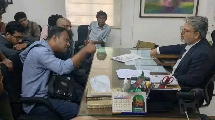 ঢাবি প্রক্টরের সঙ্গে বাম ছাত্রনেতাদের চরম অসৌজন্যমূলক আচরণ