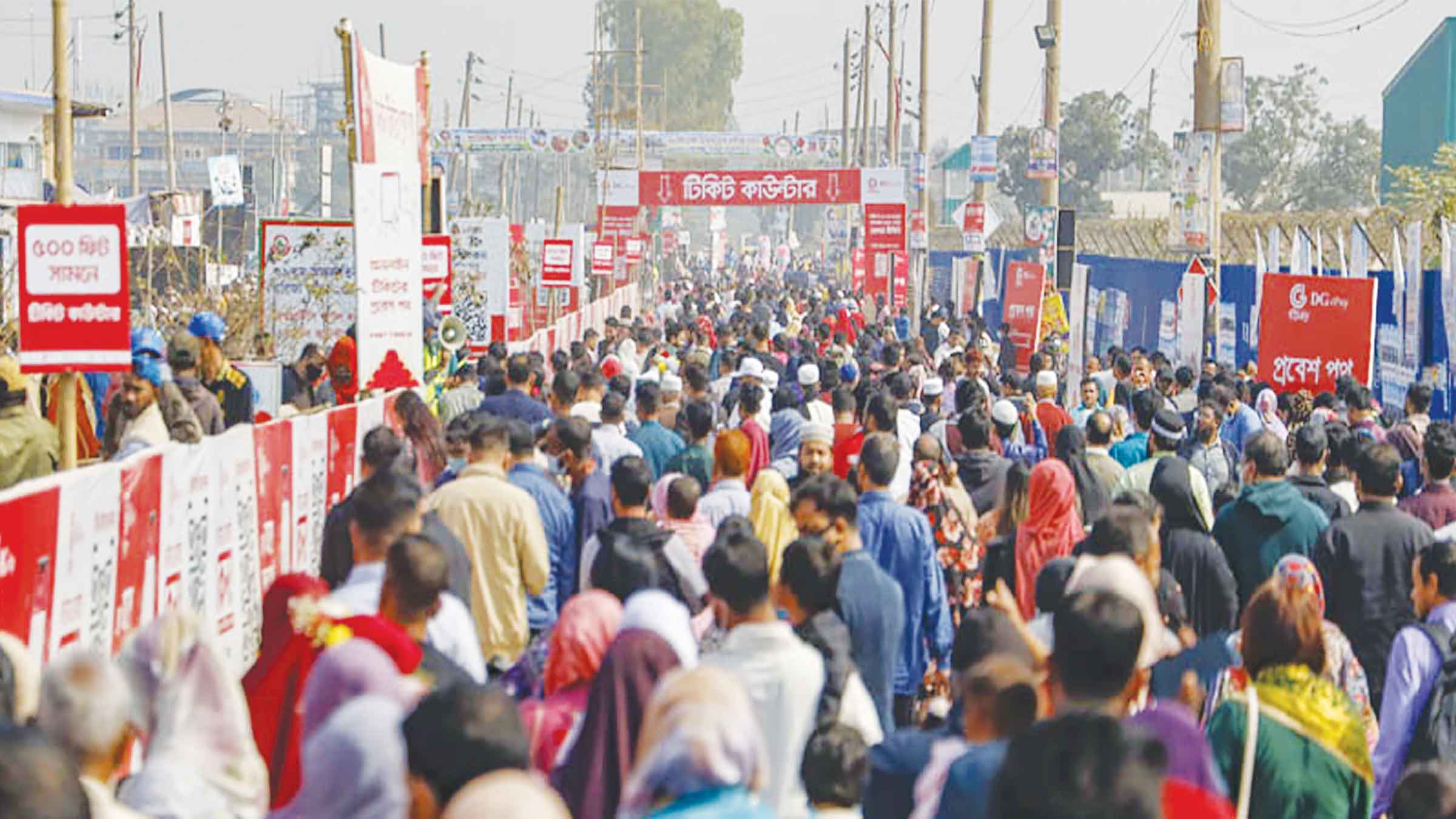 ছুটির দিন জমজমাট বাণিজ্য মেলা