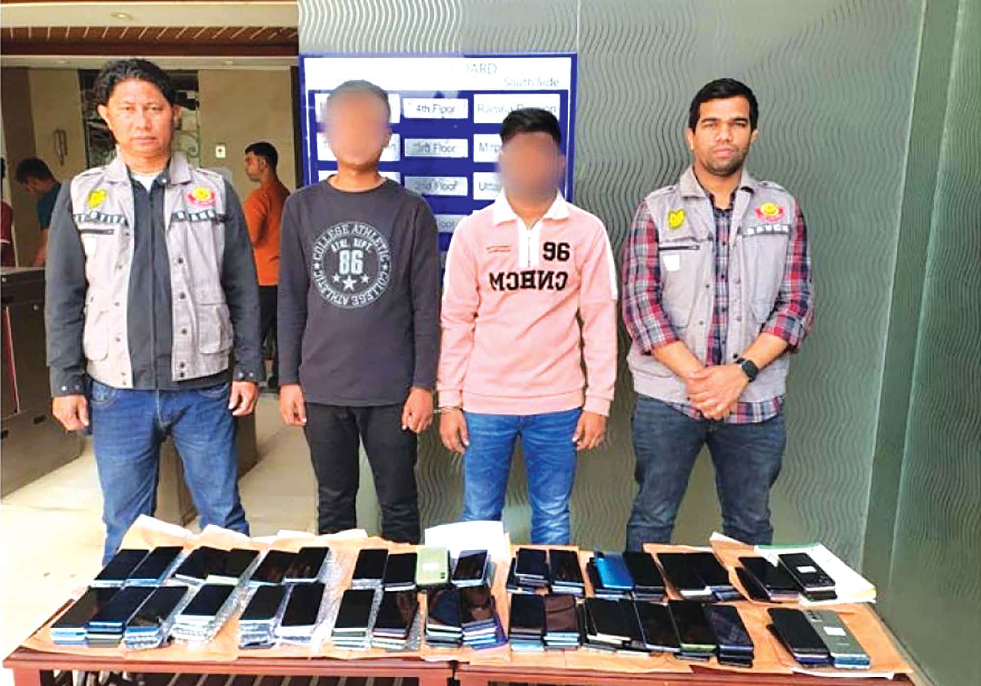 শুল্ক ফাঁকি দিয়ে আনা ১৮৩ অবৈধ মোবাইল ফোনসহ গ্রেপ্তার ২