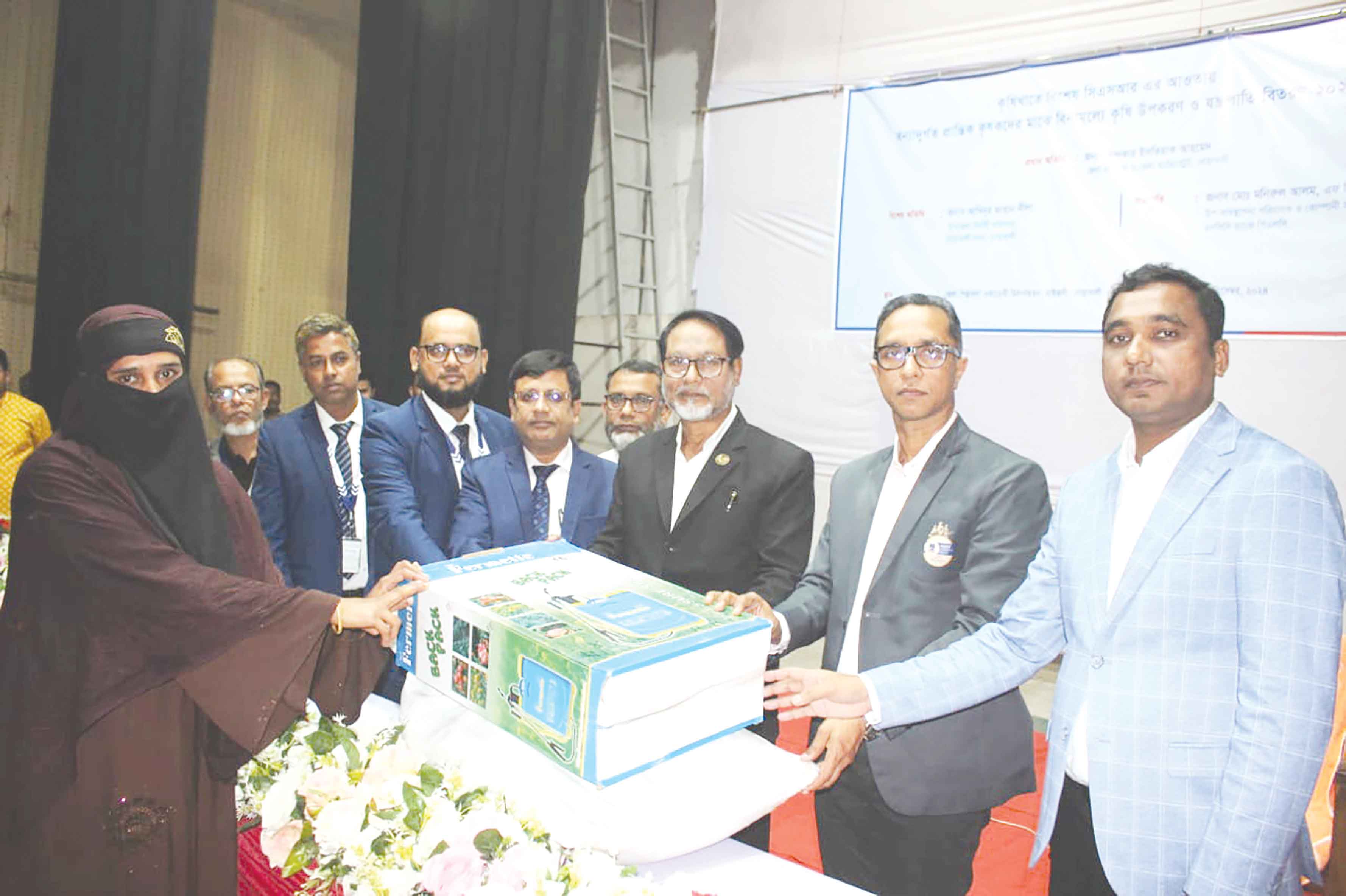 মাইজদীতে এনসিসি ব্যাংকের বিনামূল্যে কৃষি উপকরণ ও যন্ত্রপাতি বিতরণ