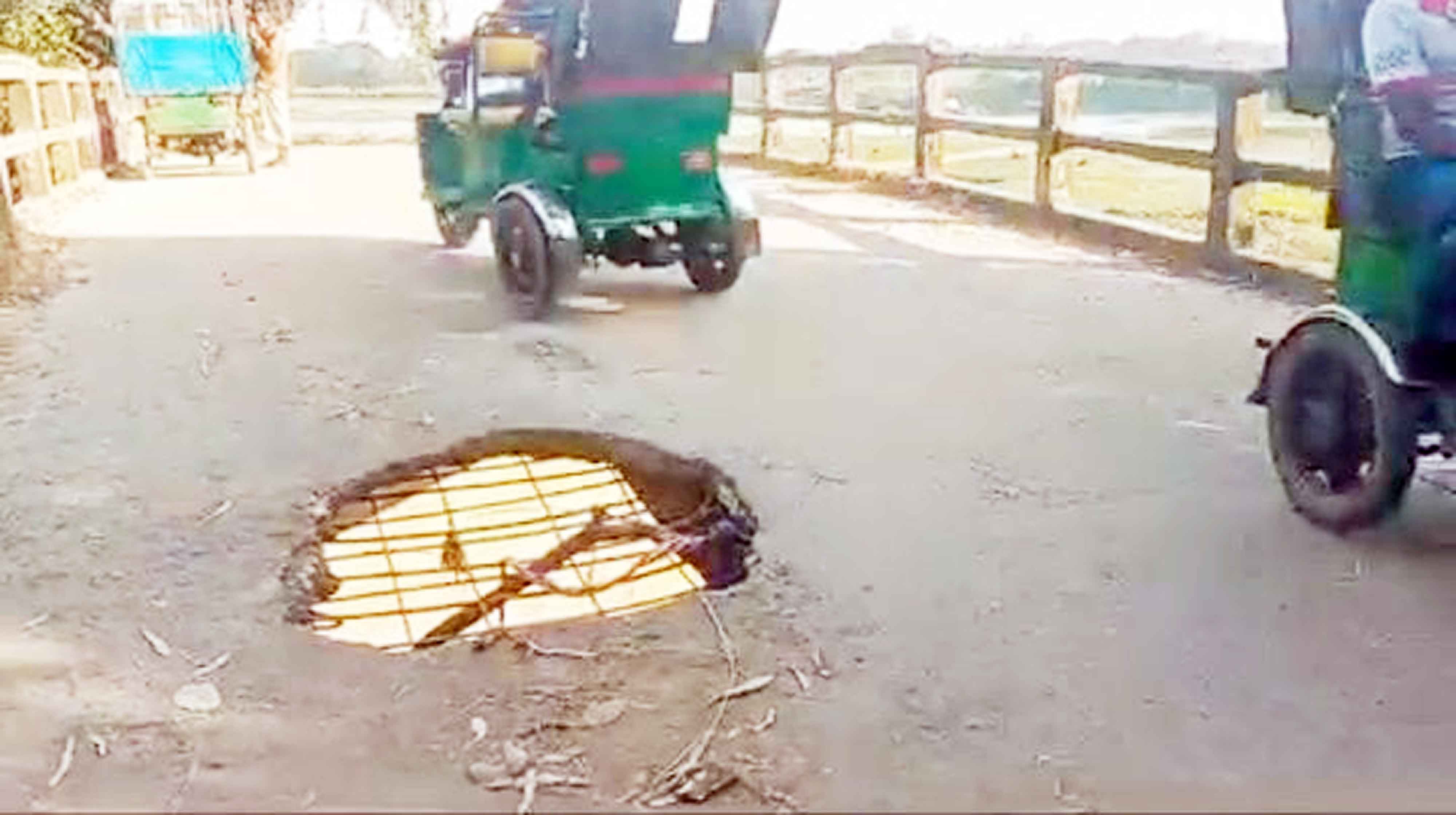 শিবপুরে ভাঙা সেতুর ওপর দিয়েই যানবাহনের ঝুঁকিপূর্ণ চলাচল